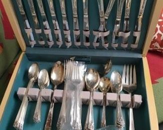 #113 $45 Wm Rogers 'April' silverplate flatware, 12 place settings, 86 pieces in chest