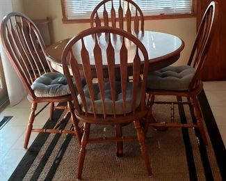 Round 42" pedestal table has 14" leaf & four solid slat back side chairs