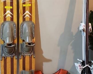 Water & snow skis & life vest 