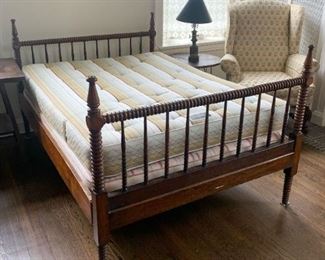 $150 - Antique / Vintage Turned Spindle Bed (Full Size)