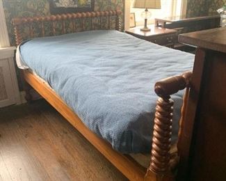 $150 - Vintage Turned Spindle Bed (Full Size)
