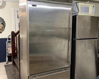 $2,000 - Sub-Zero Refrigerator / Freezer, Dual Refrigeration System 650- 36" L x 25.25" Deep x 83" H (contents not included)