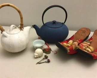 Teapots and decor https://ctbids.com/#!/description/share/387142
