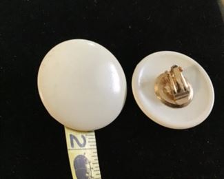 Vintage creme bottom clip on earrings $10