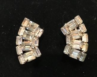 Vintage elegant clip on rhinestone earrings $15