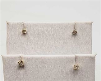 4 14k Gold Diamond earrings
Weighs approx. .67g