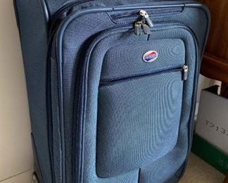 $20 - American Tourister Luggage / Rolling Suitcase
