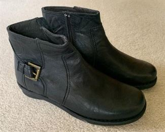 $12 - Women's Boots - Size 7-1/2 W (all shoes here are very slightly used, once or twice)