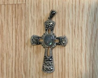 $20 - Jewelry LOT 28 - 1 Cross Pendant