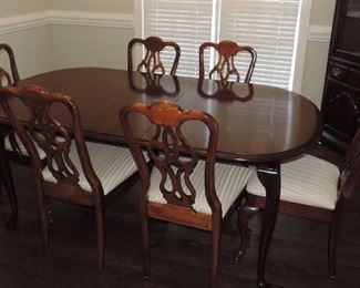 BEAUTIFUL TABLE AND 6 CHAIRS