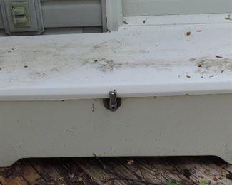 OUTDOOR LOCKING PATIO BOX