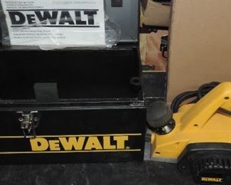 LIKE NEW DEWALT SANDER