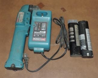 MAKITA TOOL WITH CHARGER