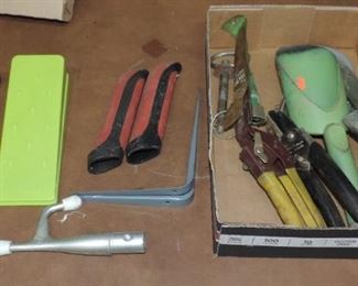 TRAY LOT INCLUDING GARDEN TOOLS AND WEDGES