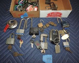 CLOSE UP  (11) TOTAL LOCK AND KEYS