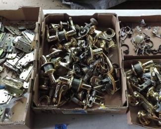 LOT OF BRASS HINGES/DOORKNOBS