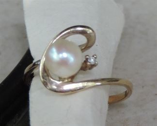 PEARL AND DIAMOND CHIP RING