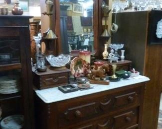 American antique mid 19th century gentleman's dressing piece with two candlestands flanking mirror, two recessed "glove drawers", white marble counter top, over 3 full-width drawers, in very good condition.  Offered at $100 now.