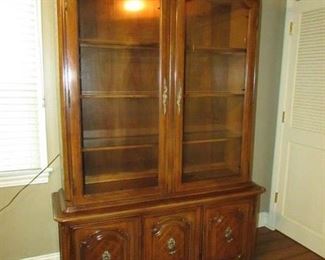 Thomasville French-style 2-piece carved hutch with lights. (Matches the French-style dining table). Nice carvings and inlay. 52"w X 16"d X 82"h. PRICE: $195.00