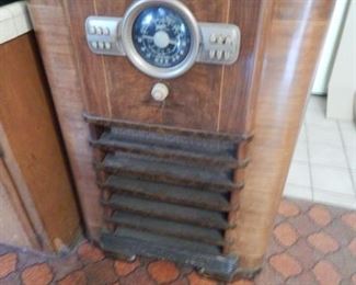 $95 - Zenith Radio - turns on, lights up, but can not get any stations