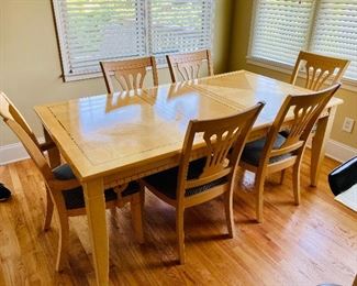 HAVERTY's Dining Room SUITE ===> $1,250 /OBO         Dimensions: 77.5" L x 41.25" W x 30" H (includes 1 leaf, four side chairs & 2 arm chairs)                             
NOTE: Matching Breakfront also available