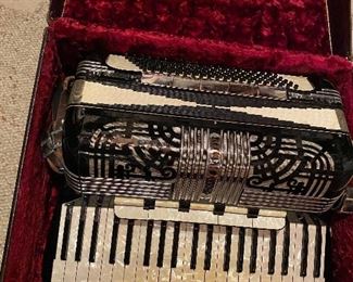 This accordion is gorgeous! 