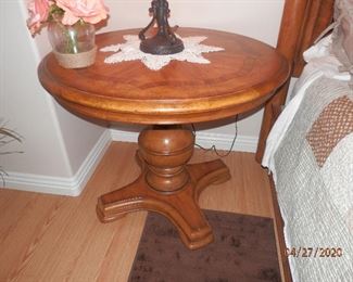Thomasville "Hills of Tuscany"  Chianti  #43631-230 Inlaid round pedestal (side) table...Pristine!!   $395.00 priced at 40 cents on the dollar.   See next photo for the inlaid top and Stain glass lamp.  (760) 445-8571.......CJ