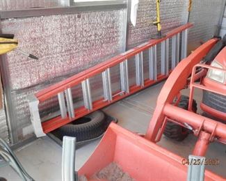 10 foot Fiberglass Ladder...always stored inside....$125.00.   (760) 445-8571         CJ