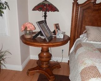 Thomasville "Hills of Tuscany" collection Chianti 36 inch round inlaid side table with floral stained glass lamp....see previous or next photo.....