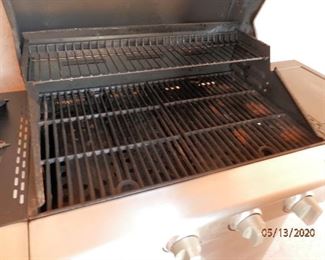 $175.00  This Kenmore Stainless Steel Propane gas grill shows very little use!  ***$175.00****   A comparable grill TODAY at WALMART is $349.00 plus tax.  DJ   (760) 975-5483