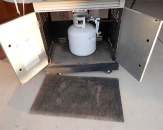 ***$185.00****BBQ gas grille includes propane bottle....grill shows extremely light use