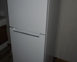 Apt size Magic Chef refrigerator / freezer  10 cu ft  2 yrs old 