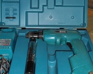 Makita drill w/battery & charger