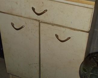 Metal cabinet w/2 doors & 1 drawer