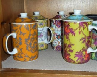 5 coffee mugs w/lids