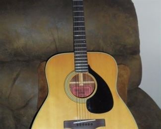 Yamaha acoustic FG 180 guitar w/hard side case - Nippon Gakki - no holes/ metal pegs/great condition/ w/kapo, pick & strap