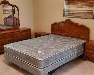 $300 - Queen Size Bedroom Suite (4 pieces) - SOLD