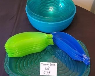 $7 - Large serving bowls & tray, 9 plastic bowls