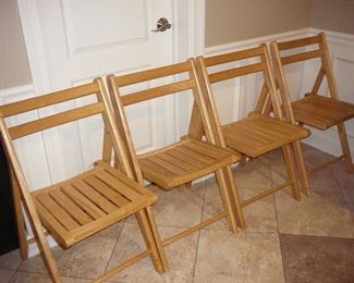 4 folding chairs 