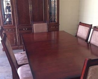 Dining table with 6 chairs in super shape!