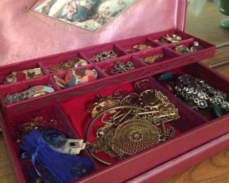 Vintage jewelry box with "diamond" mirror!