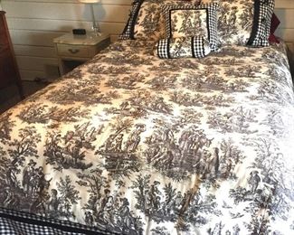 Very Nice Queen Comforter, Dust Ruffle, 4 Pillows and a Pair of Curtains (45"Wx84"L) as set $60