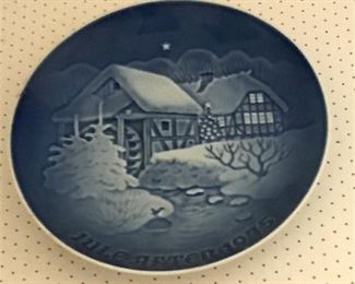 Bing  Grondahl Copenhagen Porcelain Christmas Plate 1975  $5 