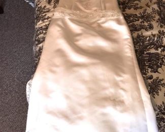 Beautiful Sleeveless Wedding Dress (off-white) w/Open Back - Wonderful Beading and Button Up Train - size W20-22   $75