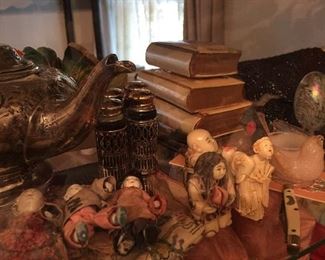 Small vintage oriental dolls, Netsuke pieces,  prayer books
