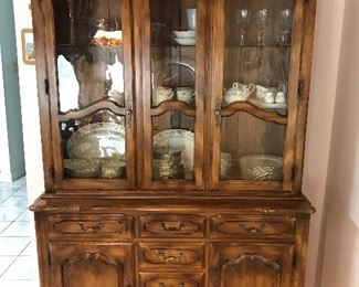 Ethan Allen China Cabinet
Illuminated: Beautiful: Great medium size.
54lx20wx79h