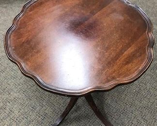 ANTIQUE PIE CRUST ROUND SCALLOPED EDGE TABLE TRIPOD BASE.