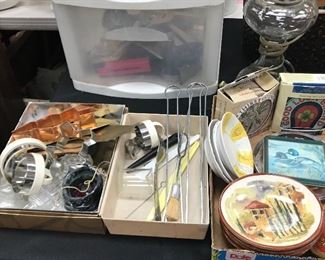 Assorted kitchen items.