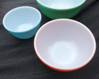 The classic Pyrex nesting set.. doesn’t last at the sale very long😃 The yellow bowl is missing 