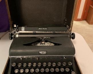 Antique royal typewriter in carrying case. Great condition